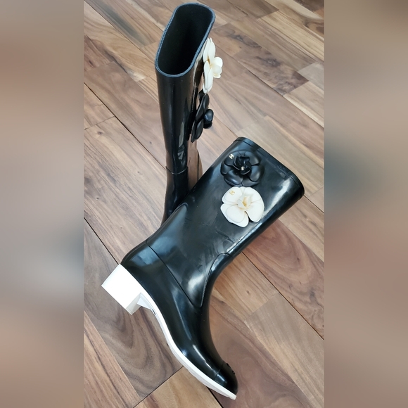 Chanel Rain Boots with Flowers - Picture 6 of 11